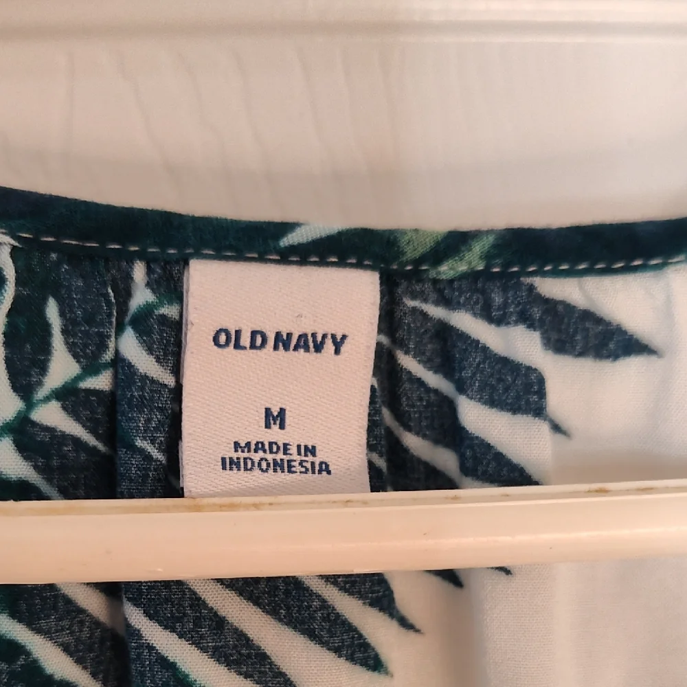 Old Navy Green Leaf Print Women's Blouse - Picture 2 of 3